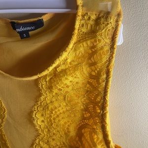 Mesh crop, body fitted in yellow, full with details . Size S